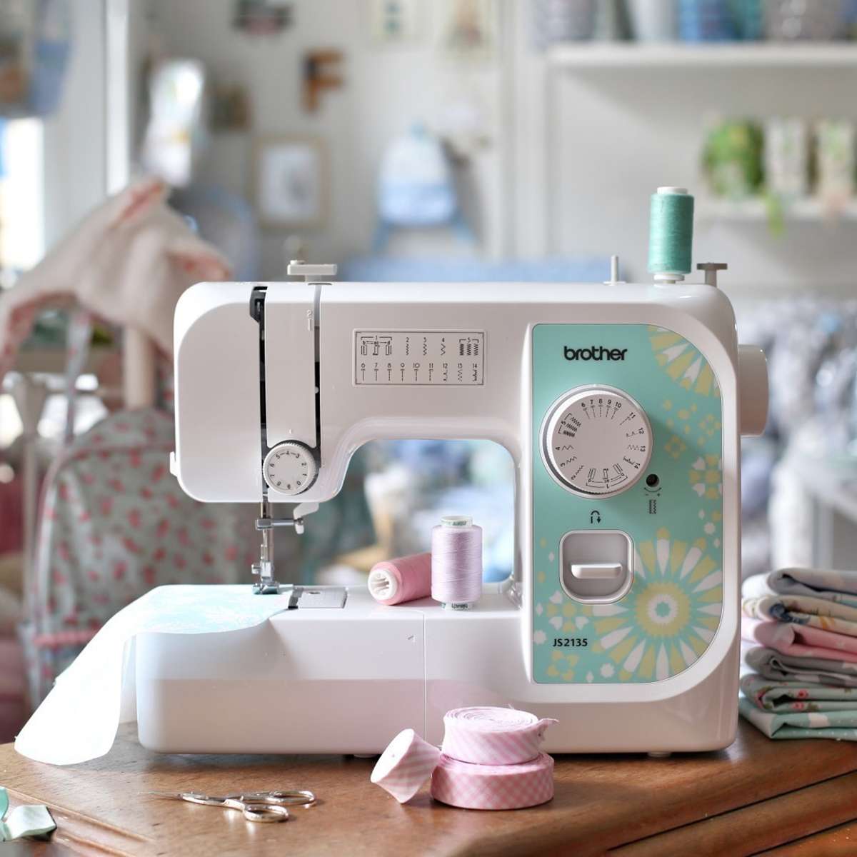 Maquina De Coser Portátil Brother JS2135 Mecánica 14 Puntos